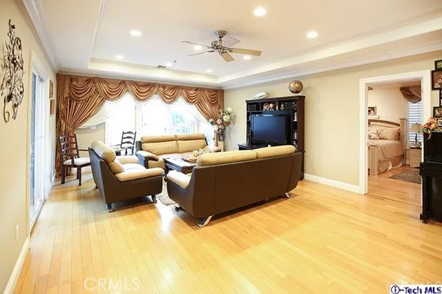 1316 Oak Circle Drive, Glendale, California 91208