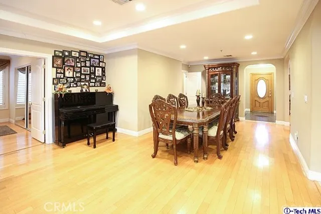1316 Oak Circle Drive, Glendale, California 91208