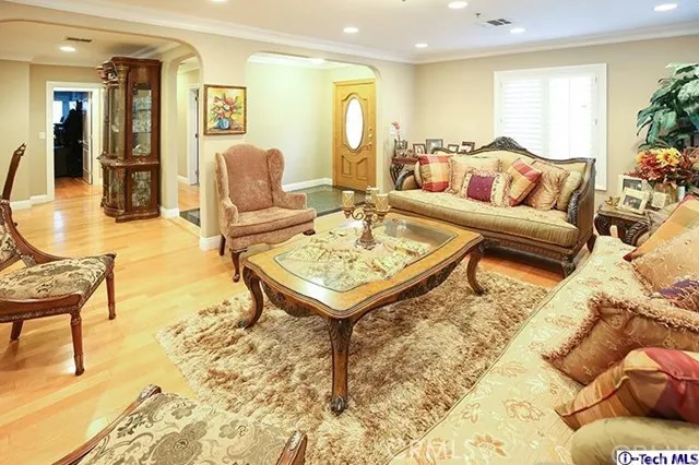 1316 Oak Circle Drive, Glendale, California 91208