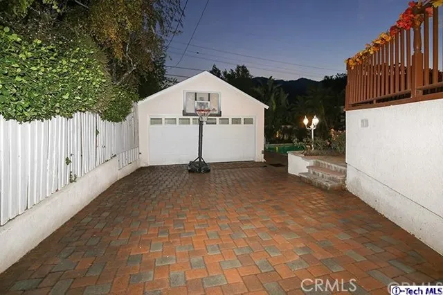 1316 Oak Circle Drive, Glendale, California 91208