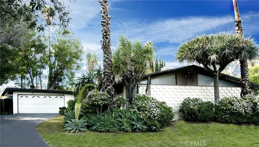 Mid-Century Modern home almost 1/3 acre on a cul-de-sac. Designed by renowned architects, Palmer & Krisel