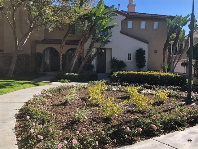 Grounds in front area maintenance free (HOA)