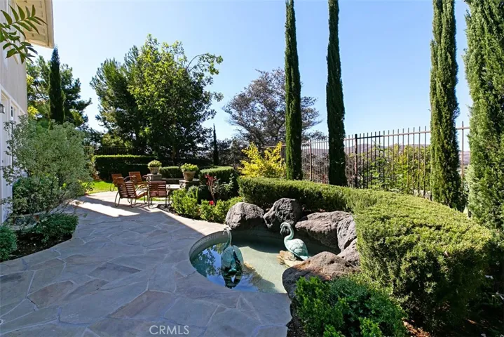 Plenty of calm and relaxation with the soothing sounds of your Bronze Swan water feature
