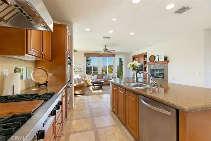 Top of the line Viking stove, double ovens and well maintained granite countertops
