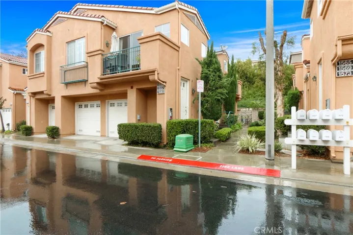 Front of home showing balcony