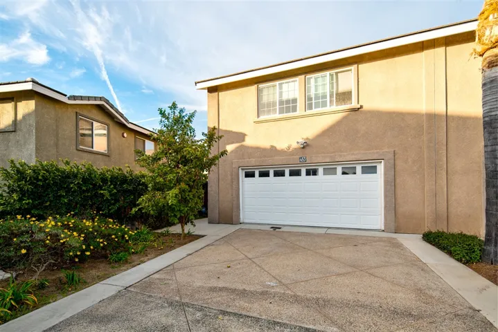 453 Calle Elegante, Vista, California 92083