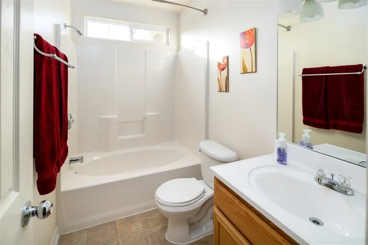 453 Calle Elegante, Vista, California 92083