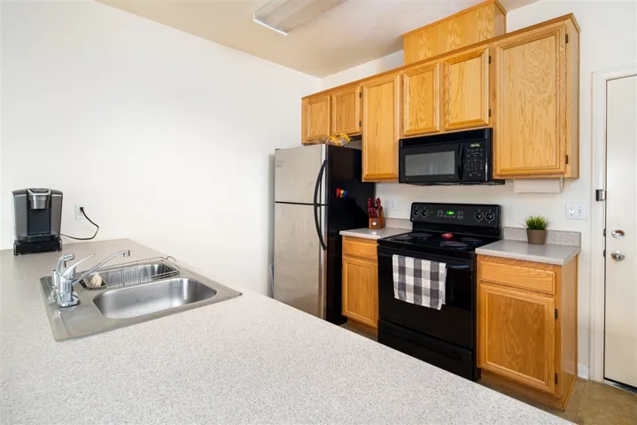 453 Calle Elegante, Vista, California 92083
