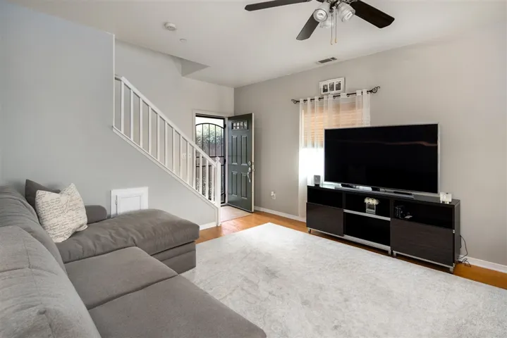 453 Calle Elegante, Vista, California 92083