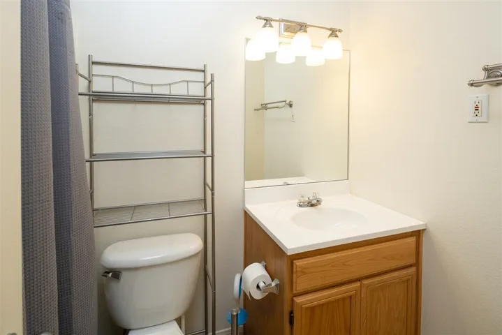 453 Calle Elegante, Vista, California 92083