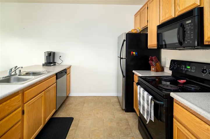 453 Calle Elegante, Vista, California 92083