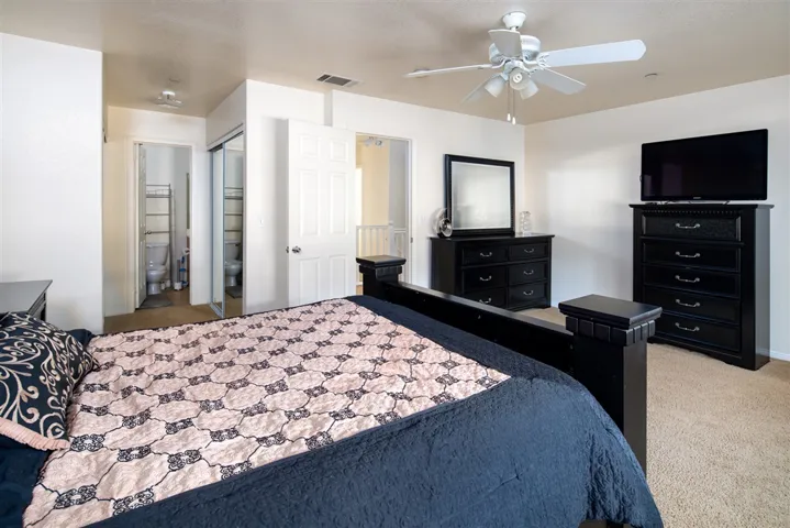 453 Calle Elegante, Vista, California 92083