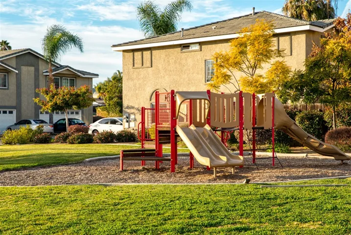 453 Calle Elegante, Vista, California 92083