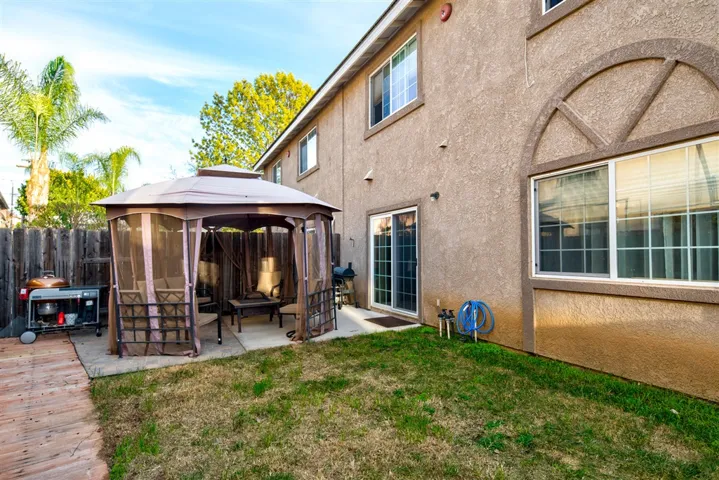 453 Calle Elegante, Vista, California 92083