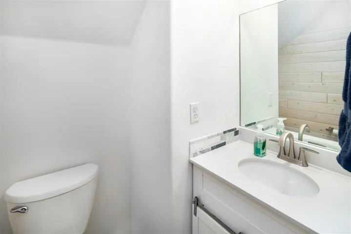 453 Calle Elegante, Vista, California 92083