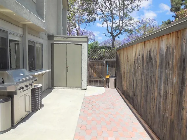 Large side yard with storage unit