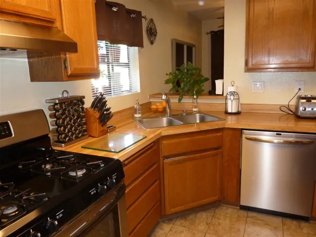1063 Shadowridge Drive 32, Vista, California 92081