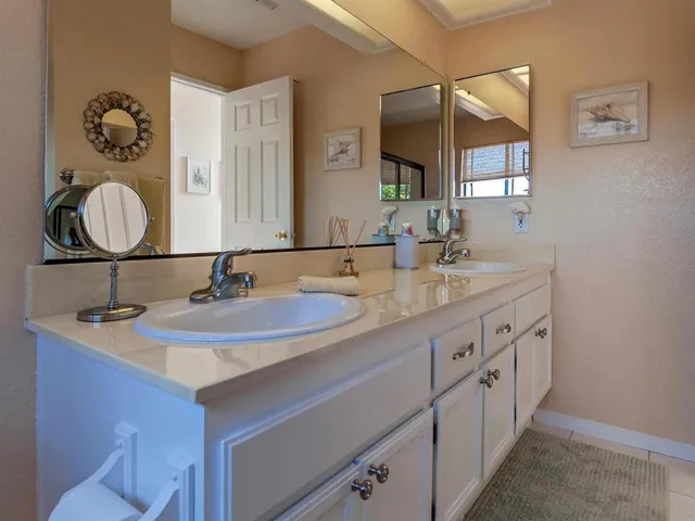 2016 Applewood Lane, Vista, California 92081