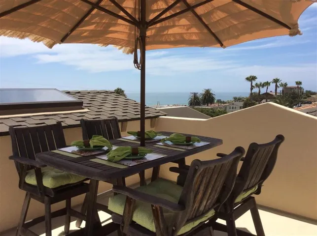 Enjoy white water views and check out the surf from the spacious, private roof deck perfect for BBQing and sunbathing!!