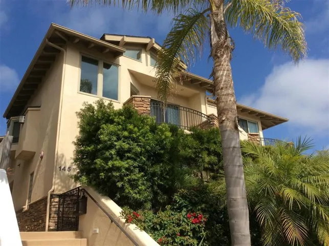 This is 145 3rd St., your beach house West of Highway 101!!