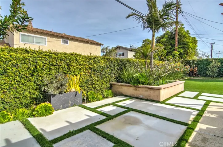 Love these low maintenance, yet stylish landscape details.