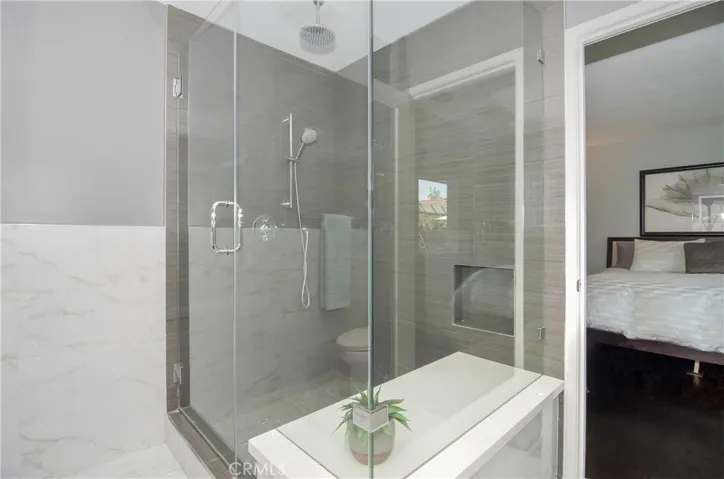 This is an awesome shower with gorgeous details...love this cool quartz bench!