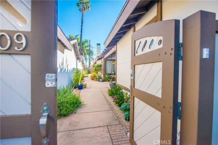 2009 E Fruit Street, Santa Ana, California 92701