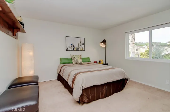 Another large kids/guest room...