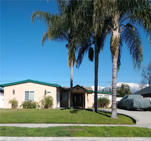 Concrete boarder has lights to light up your driveway.
Double door entry. 
Newer driveway.