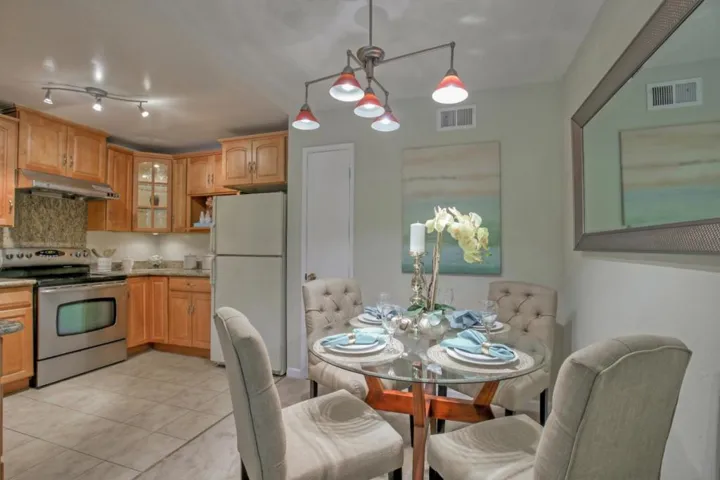 2452 W Bayshore Road 6, Palo Alto, California 94303