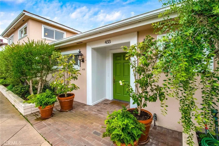 Welcome to 433 Piazza Lido. A prime, quiet corner on one of Lido's most preferred streets.