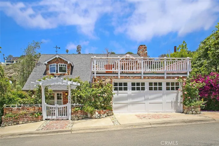 This elegant coastal cottage boasts 6 bedrooms and 4.5 bathrooms