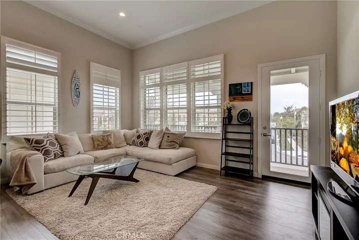 Welcome to 174 Rose Arch - beautifully upgraded condo with high ceilings, recessed lights & plantation shutters throughout!