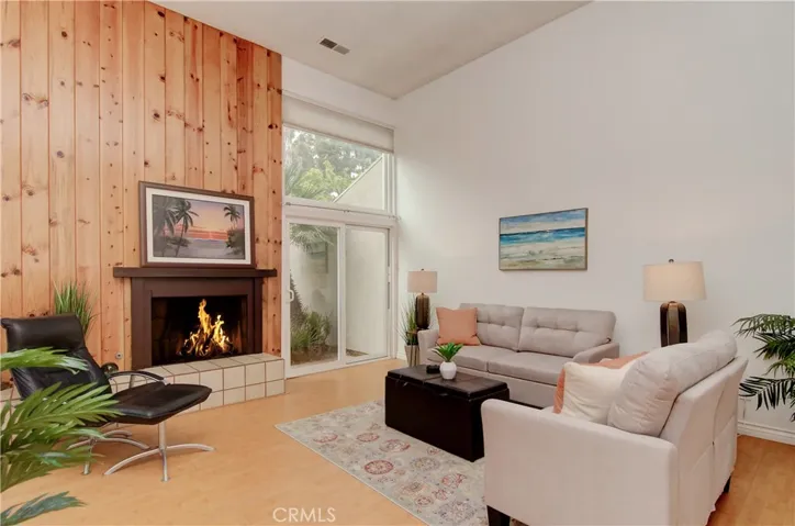 Grand ceilings + large windows with direct sunlight = a feeling of vibrancy and spaciousness