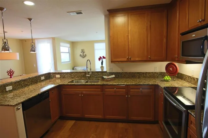Granite, Upgraded Cabinets