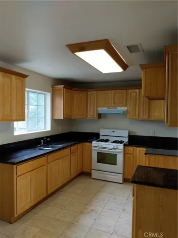GOURMET KITCHEN bnopasts topns of cabinets and counter space galore!