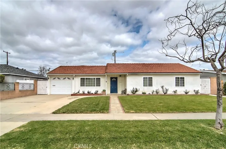 Beautiful and well maintained front landscape. Look at that curb appeal!