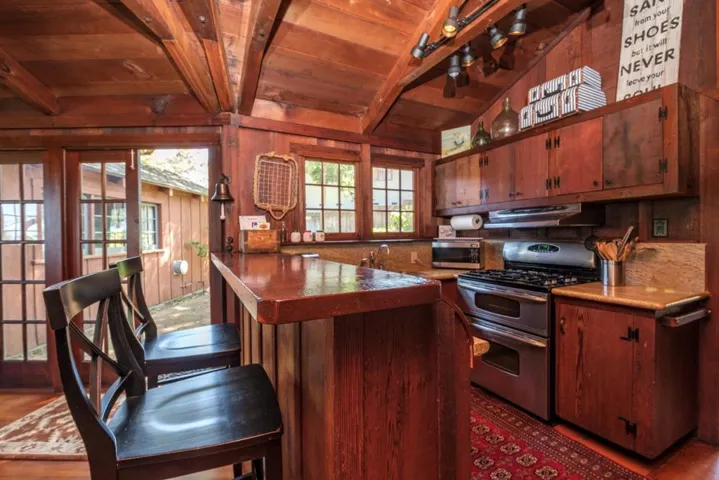 1034 Hillside Avenue, Pacific Grove, California 93950