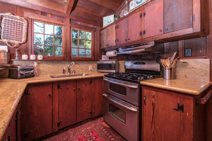 1034 Hillside Avenue, Pacific Grove, California 93950