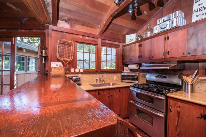 1034 Hillside Avenue, Pacific Grove, California 93950
