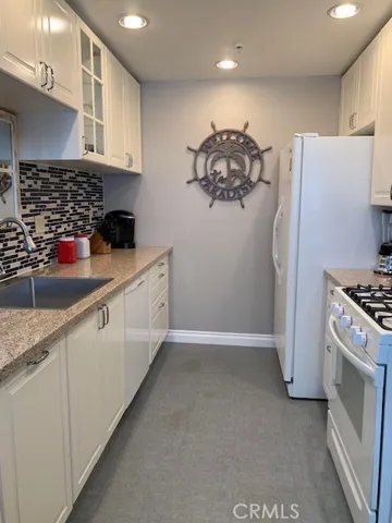 Remodeled Full Convenience Kitchen with New Appliances