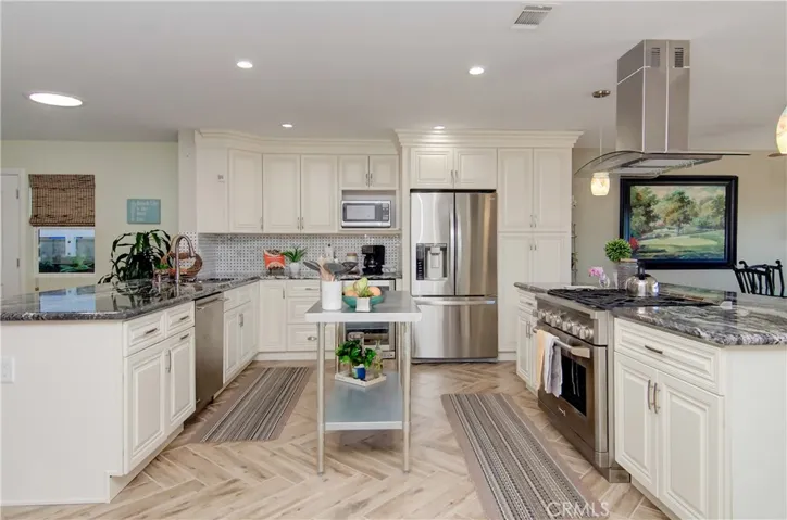 Stainless steel HIGH-END appliances come with the home: 6-burner gas stove/oven, refrigerator, beverage fridge, AND dishwasher.