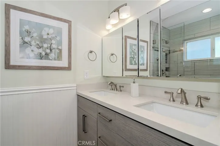 Hello dual vanities, how convenient are you? No fussing over space in this master bath.