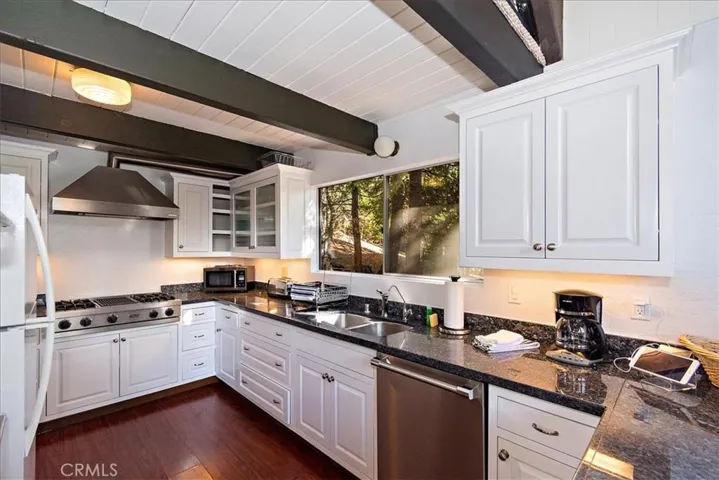 27544 Oakwood Drive, Lake Arrowhead, California 92352