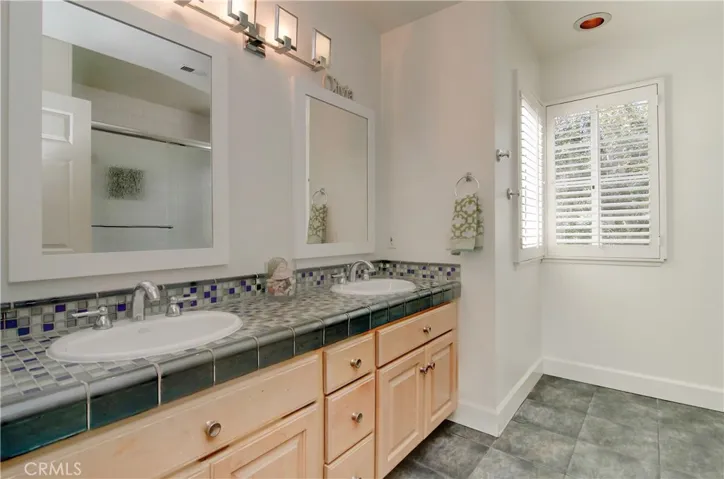 Upstairs hall bath had double sink vanity with plenty of storage for everyone...