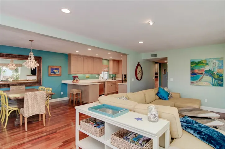 Now THIS is a GREAT room...plenty of space for family and entertaining.