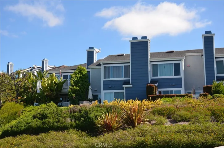 Welcome home to your Faire Harbour townhome with beautiful flagstone patio & grassy area overlooking ocean & community below.