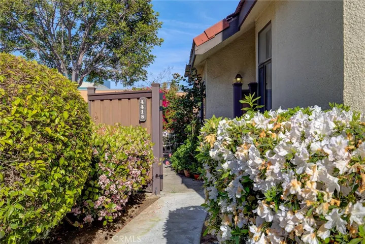 Entrance to the front yard