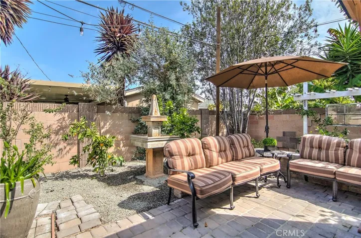This looks like the perfect place to solve the world's problems!  Another large fountain adds such nice ambiance.