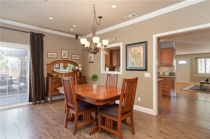Huge, flexible dining area in great room...large holiday gatherings?...no problem here!
